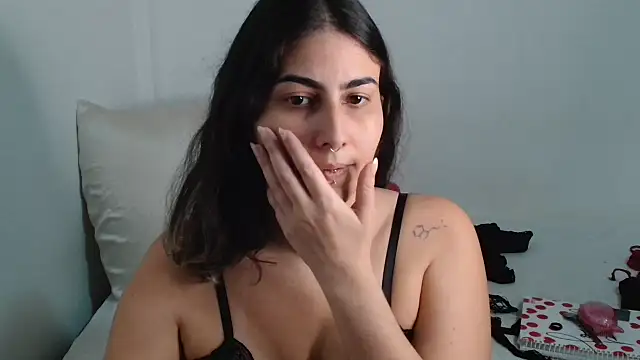 ApenasLys online show from October 15, 2025, 3:20 pm