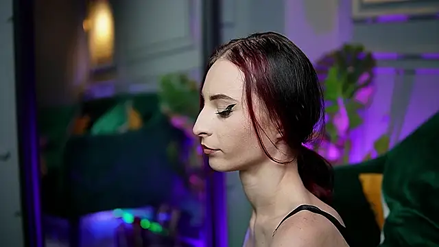 Snapshot of SaraiAngel chatting on November 10, 2025, 8:58 pm SaraiAngel online show from November 10, 2025, 8:58 pm