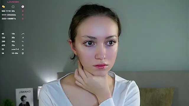 ZeniaBolich online show from December 3, 2025, 9:03 pm