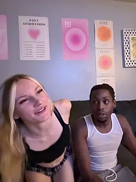 xoxooloveee online show from September 19, 2025, 4:27 am