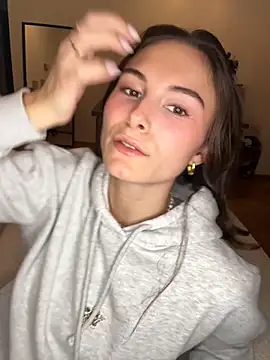 SophiiaStarr online show from October 18, 2025, 4:31 pm