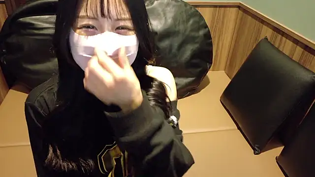 Snapshot of Ema-- chatting on November 7, 2025, 10:09 am Ema-- online show from November 7, 2025, 10:09 am