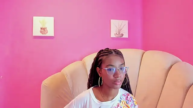 Snapshot of MarianRosse chatting on October 2, 2025, 8:34 pm MarianRosse online show from October 2, 2025, 8:34 pm