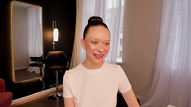 Snapshot of daily_glam chatting on October 14, 2025, 12:17 pm daily glam online show from October 14, 2025, 12:17 pm