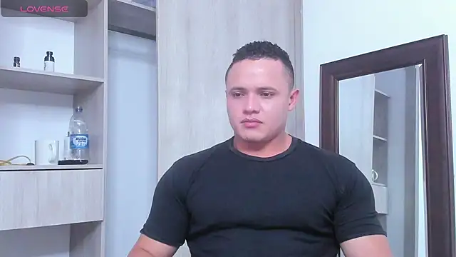 Snapshot of KingLevi01 chatting on October 30, 2025, 1:37 am KingLevi01 online show from October 30, 2025, 1:37 am