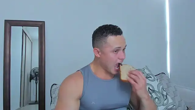 KingLevi01 online show from April 5, 2026, 9:43 pm