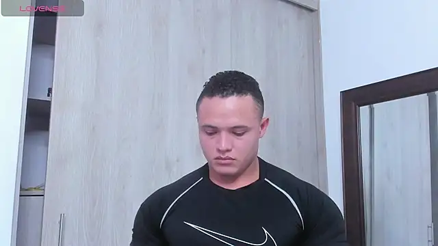 Snapshot of KingLevi01 chatting on October 31, 2025, 11:00 pm KingLevi01 online show from October 31, 2025, 11:00 pm