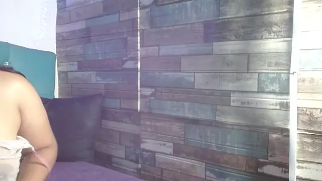 Yesamin Stone18 online show from April 12, 2026, 12:08 pm