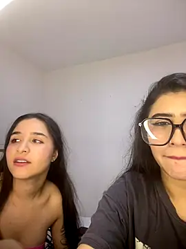 Snapshot of Sweet_and_Rous0 chatting on December 23, 2025, 2:44 am Sweet and Rous0 online show from December 23, 2025, 2:44 am