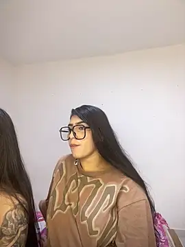 Snapshot of Sweet_and_Rous0 chatting on December 17, 2025, 3:00 am Sweet and Rous0 online show from December 17, 2025, 3:00 am