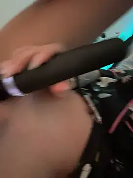 nikkaanderic online show from April 9, 2026, 9:59 am