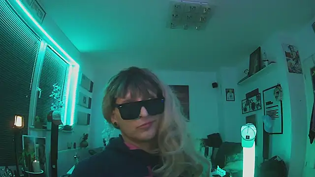 Snapshot of hellgirl1980 chatting on October 22, 2025, 8:08 pm hellgirl1980 online show from October 22, 2025, 8:08 pm