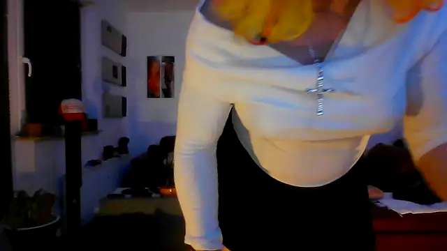 Snapshot of hellgirl1980 chatting on October 3, 2025, 12:25 am hellgirl1980 online show from October 3, 2025, 12:25 am