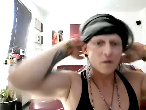 Snapshot of hellgirl1980 chatting on September 10, 2025, 2:27 pm hellgirl1980 online show from September 10, 2025, 2:27 pm