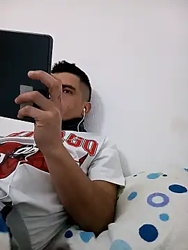 Snapshot of Andr3s69xxx chatting on January 13, 2026, 9:08 pm Andr3s69xxx online show from January 13, 2026, 9:08 pm