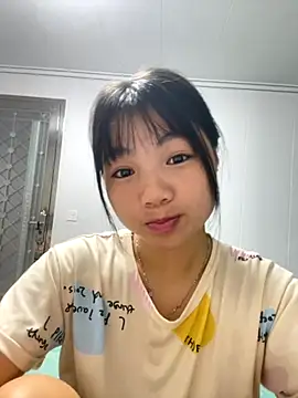 Emlyly-18 online show from October 18, 2025, 4:03 am