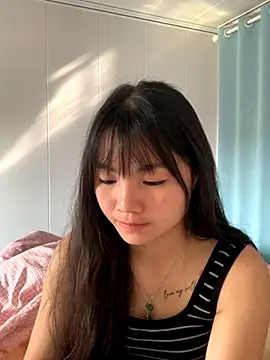 Emlyly-18 online show from November 2, 2025, 1:54 am