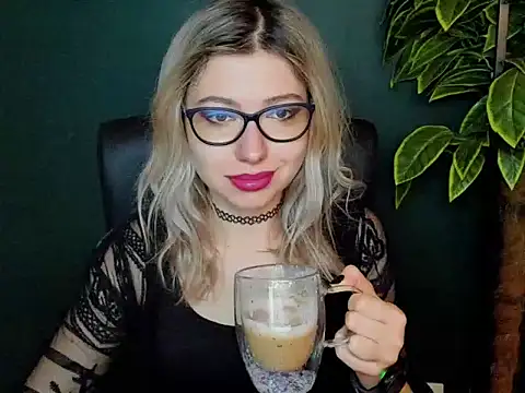 Snapshot of loveHeidi chatting on December 2, 2025, 5:31 am loveHeidi online show from December 2, 2025, 5:31 am