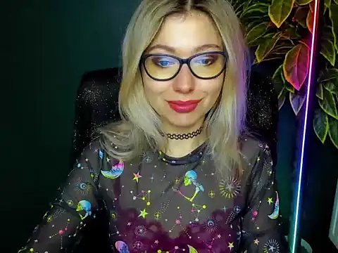 Snapshot of loveHeidi chatting on December 15, 2025, 5:24 am loveHeidi online show from December 15, 2025, 5:24 am