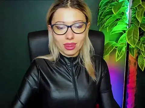 Snapshot of loveHeidi chatting on November 25, 2025, 5:30 am loveHeidi online show from November 25, 2025, 5:30 am