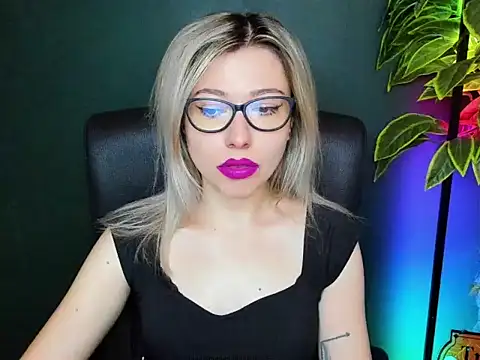 Snapshot of loveHeidi chatting on November 10, 2025, 7:24 am loveHeidi online show from November 10, 2025, 7:24 am