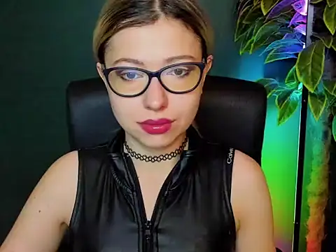 Snapshot of loveHeidi chatting on December 4, 2025, 5:39 am loveHeidi online show from December 4, 2025, 5:39 am