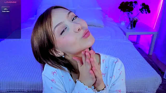 Snapshot of LumMina chatting on November 11, 2025, 11:16 am LumMina online show from November 11, 2025, 11:16 am