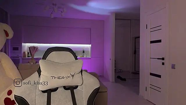 Snapshot of SofI-Play chatting on October 27, 2025, 6:42 pm SofI-Play online show from October 27, 2025, 6:42 pm