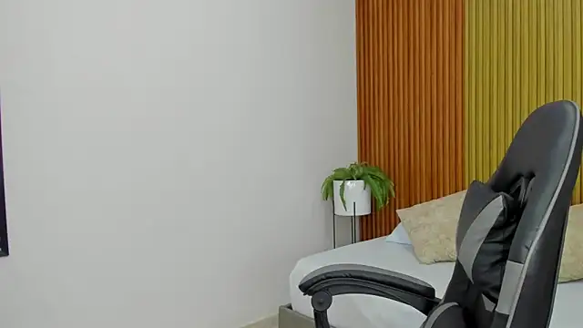 gisella15  online show from November 3, 2025, 7:28 pm