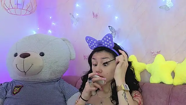 Snapshot of april_bennett chatting on December 17, 2025, 12:43 pm april bennett online show from December 17, 2025, 12:43 pm