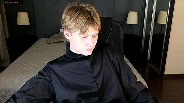 Snapshot of LouieEvans chatting on October 28, 2025, 8:52 pm LouieEvans online show from October 28, 2025, 8:52 pm