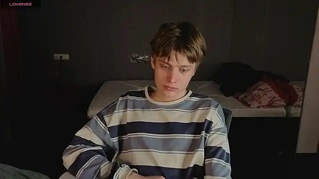 Snapshot of LouieEvans chatting on October 9, 2025, 3:45 pm LouieEvans online show from October 9, 2025, 3:45 pm