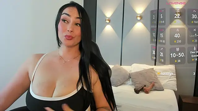 Snapshot of ashly_moonn chatting on May 6, 2026, 12:31 pm ashly moonn online show from May 6, 2026, 12:31 pm