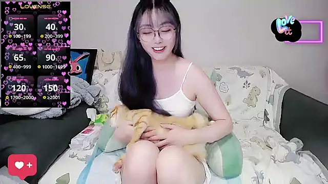 baby-yaya20 online show from October 31, 2025, 12:57 pm