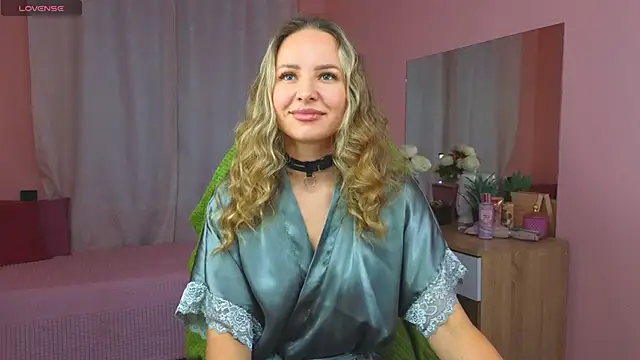 Snapshot of Hloya_Mei chatting on September 13, 2025, 11:38 pm Hloya Mei online show from September 13, 2025, 11:38 pm