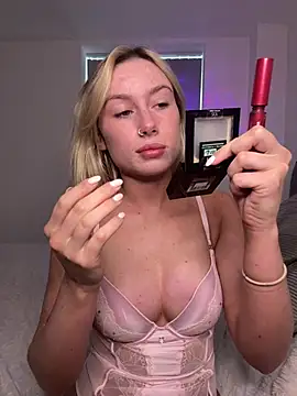 SexySaraxxoo online show from February 3, 2026, 12:32 pm