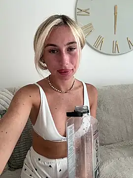 SexySaraxxoo online show from June 19, 2026, 12:33 pm