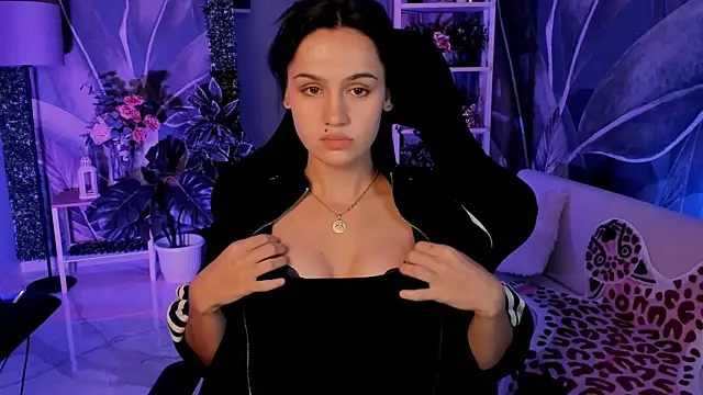 MonicaFarmer online show from September 19, 2025, 5:17 pm