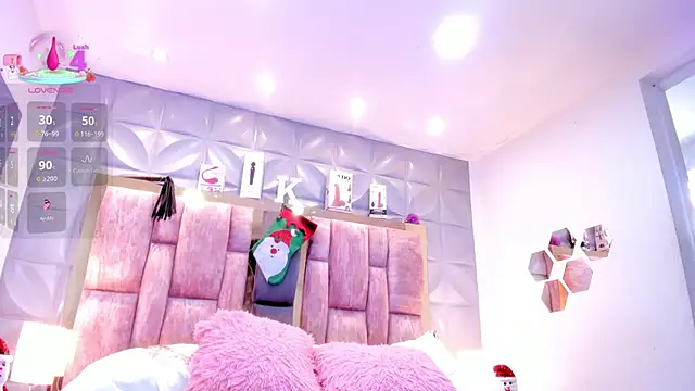 Charlotte Landry   online show from December 4, 2025, 4:28 pm