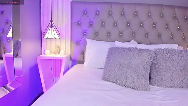 LunaBloomn online show from February 9, 2026, 5:00 pm