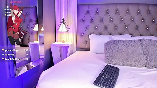 LunaBloomn online show from November 21, 2025, 5:12 pm