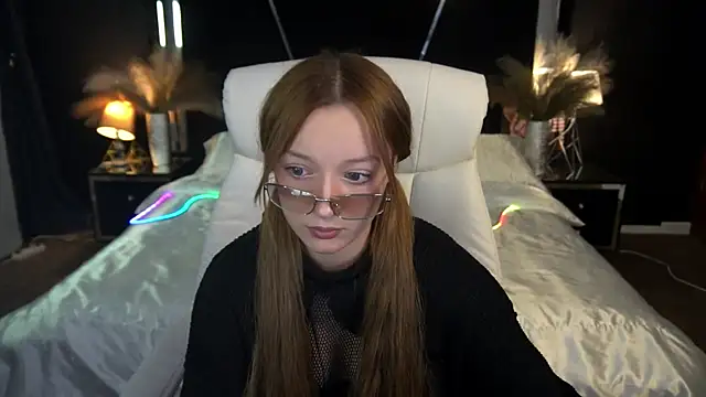 FoxyMayy online show from November 12, 2025, 2:43 pm