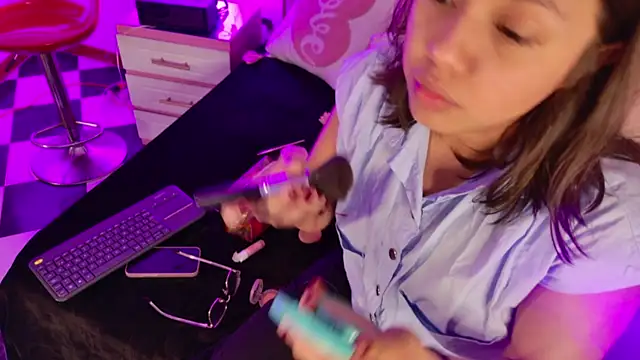 Lauuu2007 online show from April 18, 2026, 8:20 pm