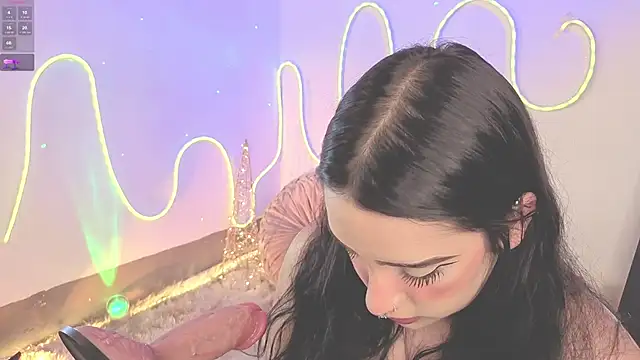 ashlynnlowe  online show from December 3, 2025, 8:08 pm