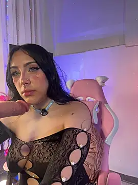 ashlynnlowe  online show from April 7, 2026, 10:11 pm