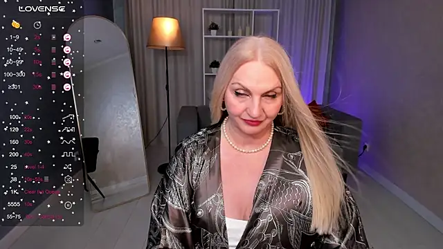 Snapshot of Nina_Devillle chatting on November 3, 2025, 2:53 pm Nina Devillle online show from November 3, 2025, 2:53 pm