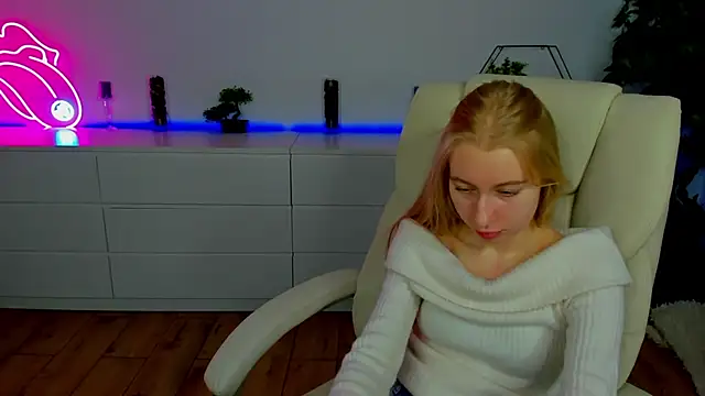 Snapshot of Alina_Blonde chatting on November 3, 2025, 6:40 am Alina Blonde online show from November 3, 2025, 6:40 am