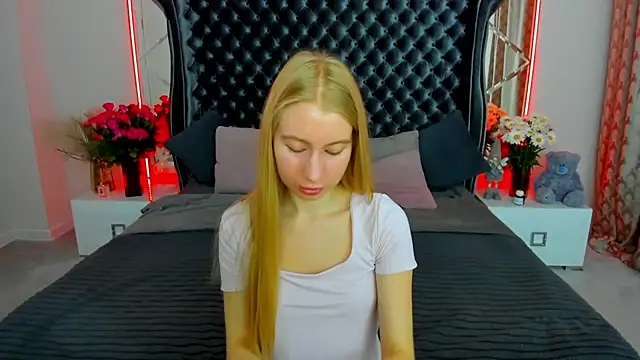 Snapshot of Alina_Blonde chatting on June 27, 2026, 5:57 am Alina Blonde online show from June 27, 2026, 5:57 am