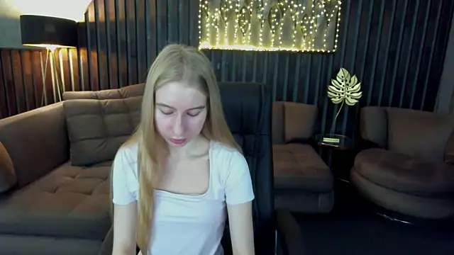 Snapshot of Alina_Blonde chatting on July 17, 2026, 5:37 am Alina Blonde online show from July 17, 2026, 5:37 am