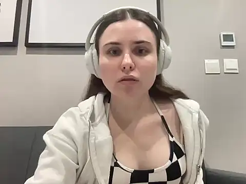 Snapshot of Olyshaa chatting on July 24, 2026, 8:49 pm Olyshaa online show from July 24, 2026, 8:49 pm